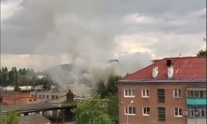 “Здійнявся стовп сірого диму”: У російському Бєлгороді знову щось горить (Відео)