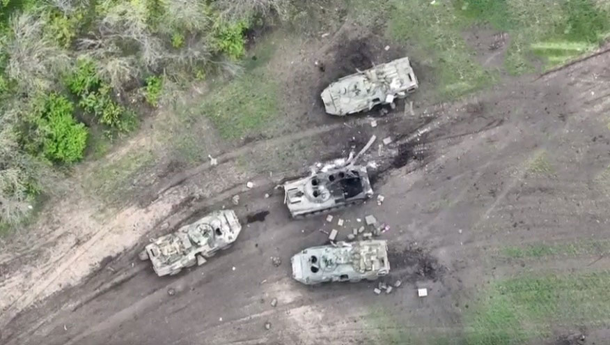 “Теплий прийом для орків”: Українські артелеристи “піджарили” велику колону бронетехніки окупантів (Відео)