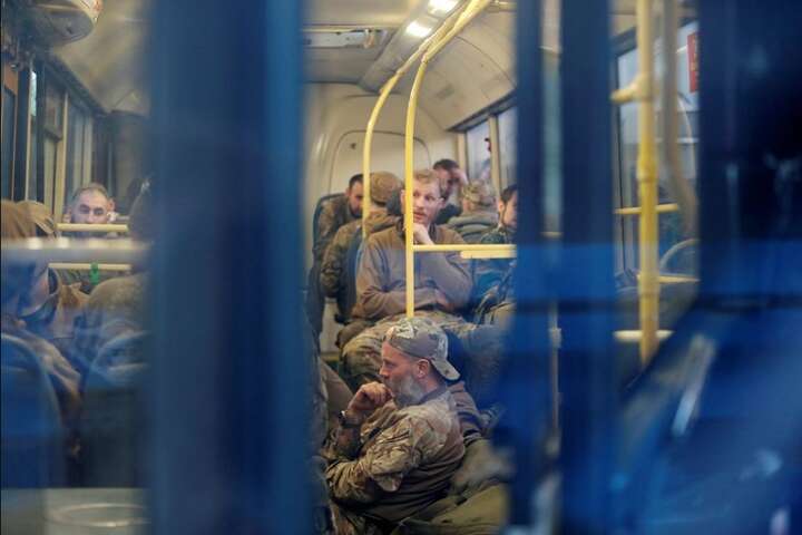 “Що ж далі буде з нашими героями?”: Евакуація захисників Маріуполя з “Азовсталі” продовжується