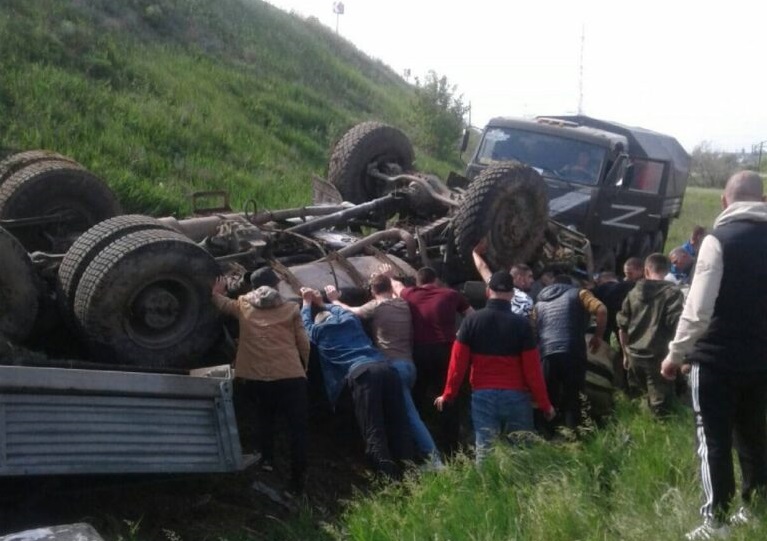 “Друга армія світу як-не-як!”: Орки так спішили, що поперевертали власну техніку догори колесами (Фото)