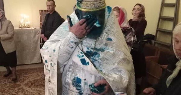 “Геть до паРаші”: Священика Московського патріархату облили зеленкою під час богослужіння