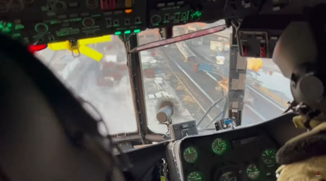 “Унікальні кадри”: Українські вертольти прориваються до заблокованих захисників Азовсталі (Відео)