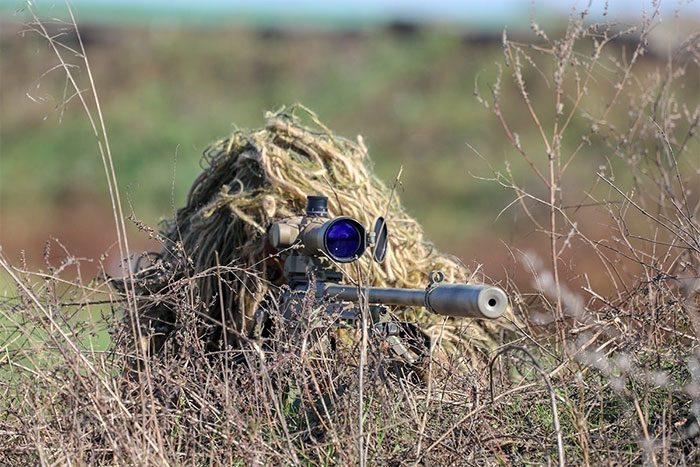 Снайпер ССО України чіткими влучаннями знищує групу окупантів (Відео)
