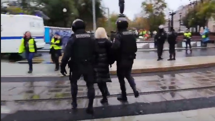 У Москві затримали одну з протестувальниць проти Путінської мобілізації та посадили її в автозак, після чого звідти почали лунати нелюдські крики (ВІДЕО)