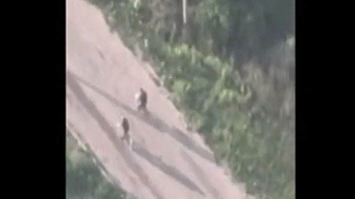 “Друга армія світу як-не-як!”: У мережі показали відео як окупанти втікають на велосипедах після атаки ЗСУ (Відео)