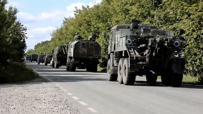 “Друга армія світу отримує добротних люлєй”: Довжилезна колона окупантів втікає через річку Оскол (Відео)