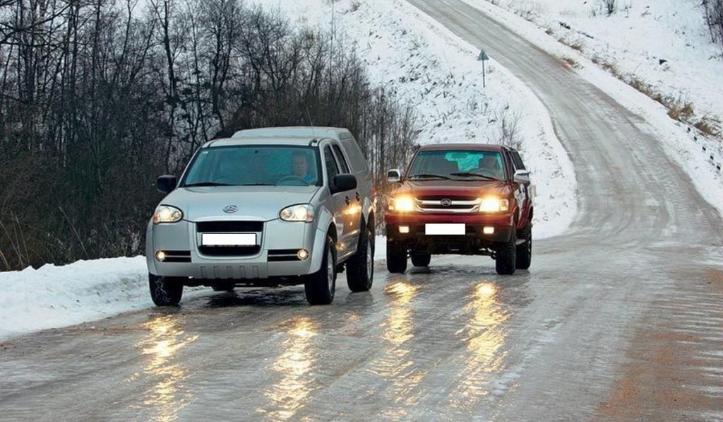 Секрети бувалих автомобілістів: що робити, коли потрібно заїхати на слизький підйом