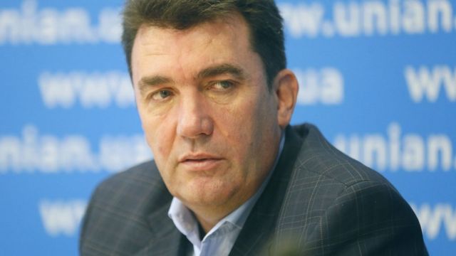 Те що в нас збирають людей під дулами автоматів – брехня. Біля військкоматів спокійно стоять черги – Данілов