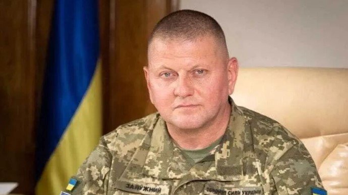 “Українці це люди, які зараз, у цю хвилину, бʼють окупанта, тримають позиції, мерзнуть в холодній, але рідній землі, рятують життя побратимам, допомагають війську всім, чим тільки можна допомогти”, – Залужний