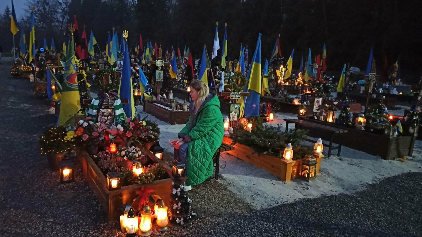 “Дуже хочеться вірити, що не дарма”: У Львові на кладовищі навіть у ночі на могилі військового сидить молода вдова