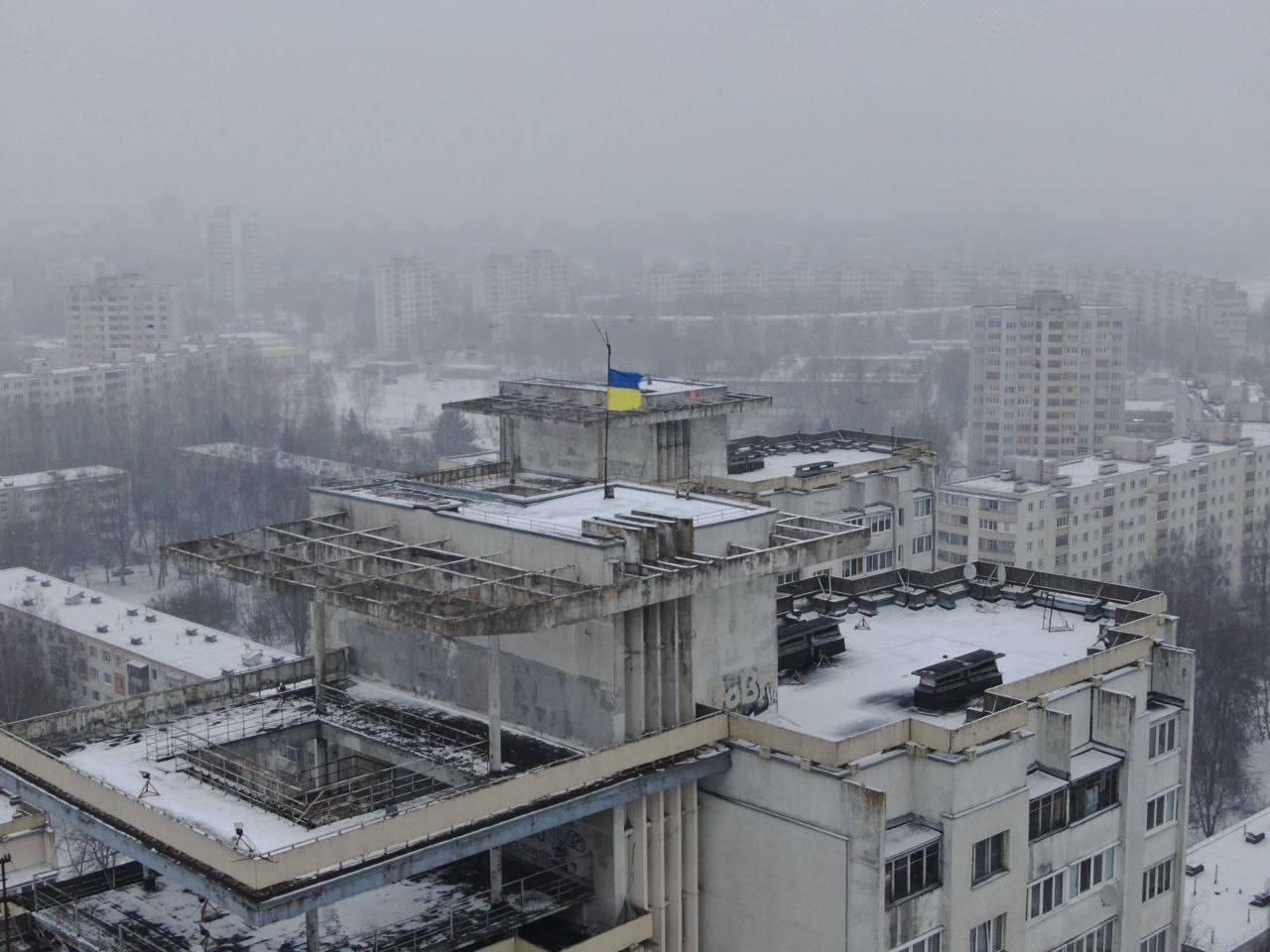 Для чого цей пафос?: У річницю війни РФ проти України, Білоруси у Мінську підняли український прапор