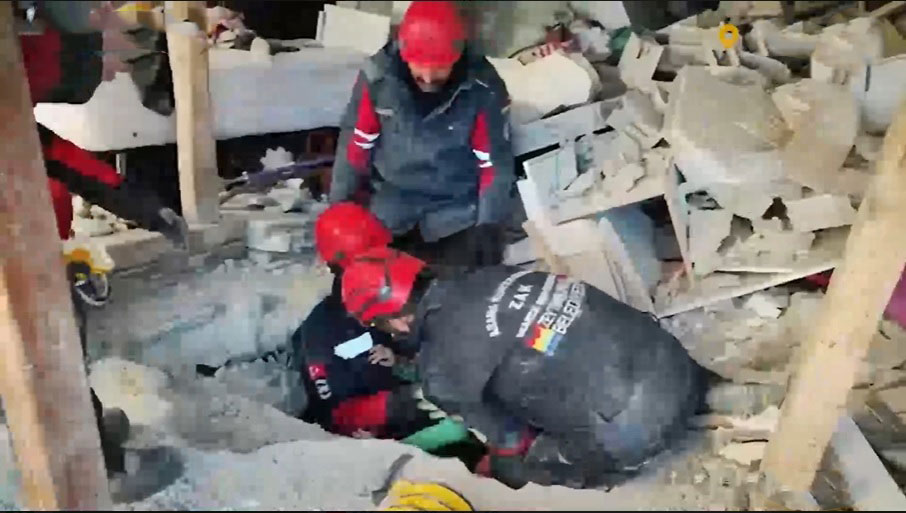 “Сльози навертаються”: У Туреччині після землетрусу після 36 годин під завалами дістали однорічне немовля (ФОТО, ВІДЕО)