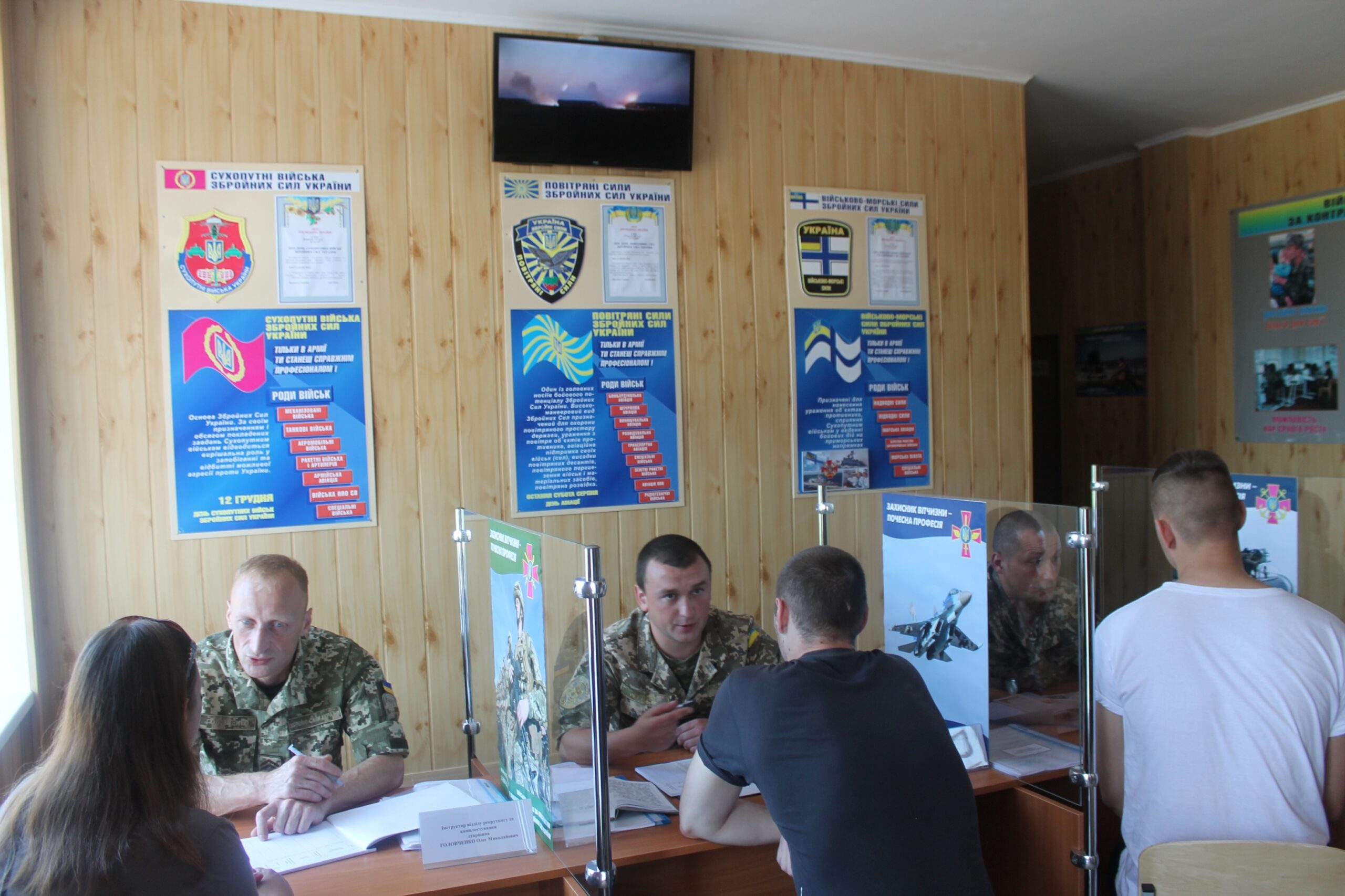 Чому хлопці, які пройшли пекло війни і не можуть більше повернутися на фронт, не можуть бути використані для роботи у військкоматах, а здорові, що засиділися, нехай ідуть на їх місці. І це дійсно буде правильно…