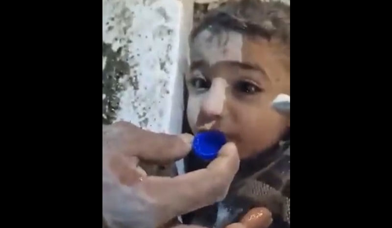 “Це рука Бога”: У Сирії маленькому хлопчику, який перебував під завалами майже 45 годин, дають воду з кришечки (ВІДЕО)