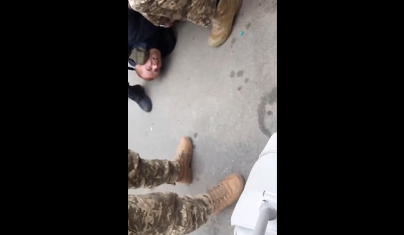 Друзі це дно! Одеський військкомат знову наступає на ті ж самі граблі: В Одесі працівники військкомату силою вручали повістку чоловікові (ВІДЕО)