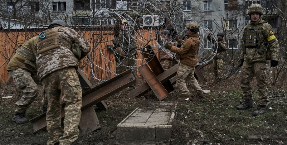 Абсолютно ніякого виведення військ із Бахмута немає, ЗСУ тримають оборону на всіх напрямках – аеророзвідник