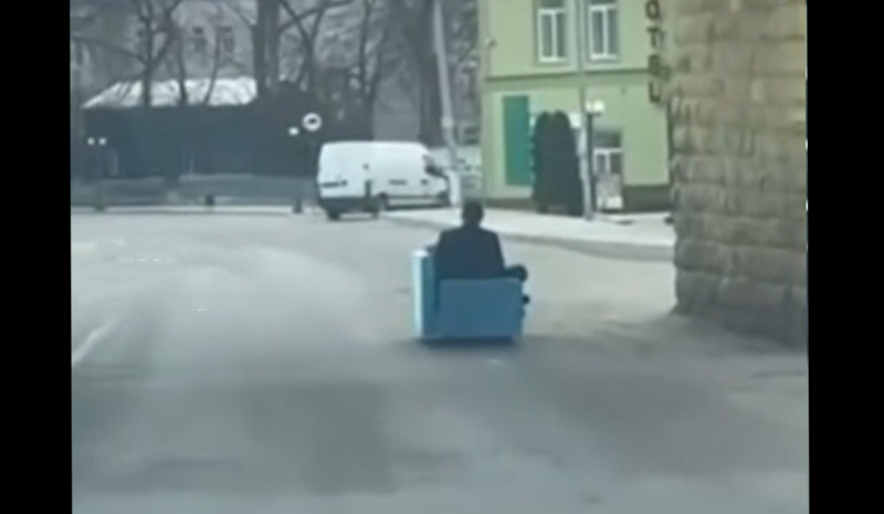 “Ось як виглядають диванні експерти”: На Тернопільщині чоловік їздить вулицями міста на дивані (відео)