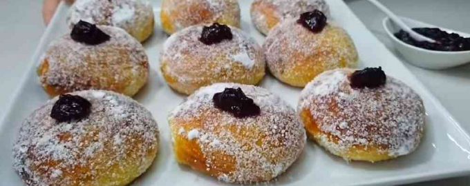 Пампушки готуються просто і швидко, виходять м’якими і повітряними, политими смачною помадкою.