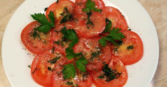 Мариновані помідори в соусі з гірчиці, оцту, часнику і зелені – це просто і швидко, дуже смачно. Хто спробує – просить рецепт.