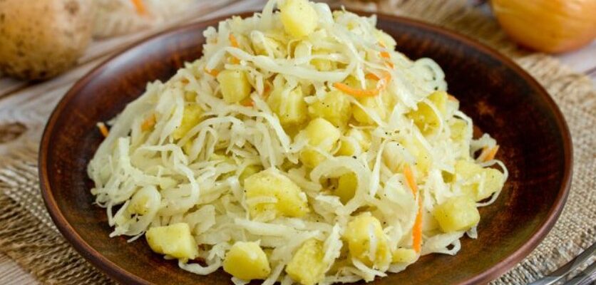 Бюджетний салат із найпростіших продуктів — картоплі, квашеної капусти та цибулі