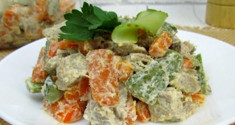 Шалено смачний і простий у приготуванні салат, всього з кількох інгредієнтів, які просто відмінно поєднуються між собою і доповнюють смак один одного