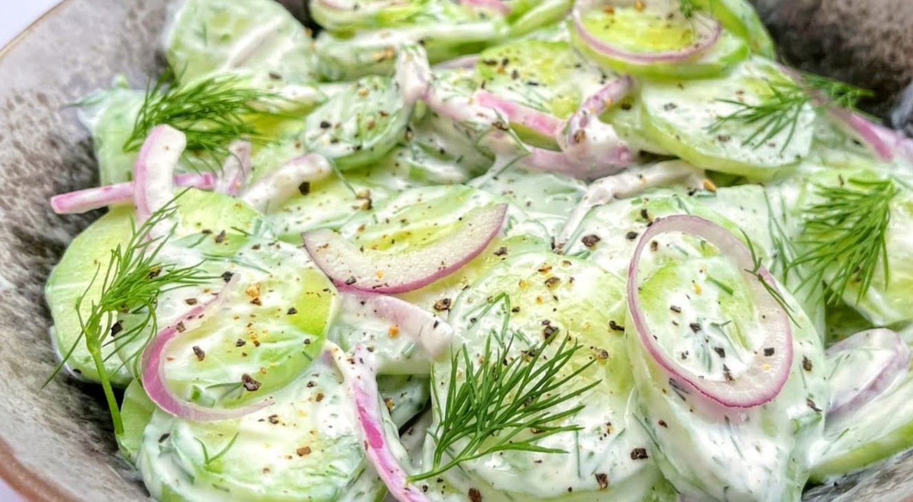 Пропоную простий рецепт смачного салату з огірків, родзинка якого – свіжа та пікантна заправка.