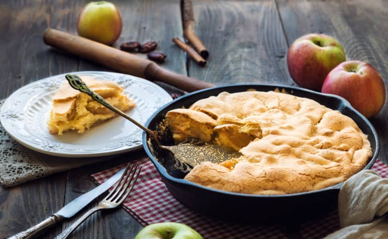 Якщо хочете урізноманітнити своє меню на сніданок, пропоную вам простий та швидкий пиріг на сковороді з яблучною начинкою.