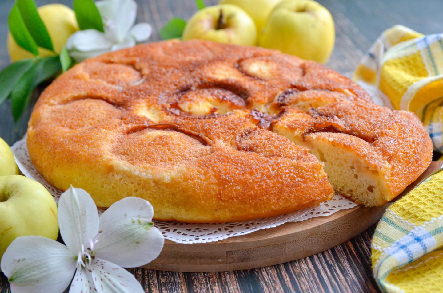 Простий та швидкий пиріг на сковороді з яблучною начинкою. Класична шарлотка на сковороді.