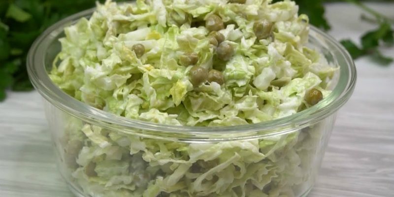 Легкий і освіжаючий салат з зеленого консервованого горошку і пекінської капусти, з дуже смачною та оригінальною заправкою