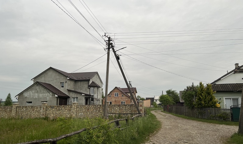 Ксенія задумливо пленталась парком аж раптом вислухавши пророцтво циганки, дружина простежила за чоловіком. Дізнавшись справжню правду, дружина була в ступорі