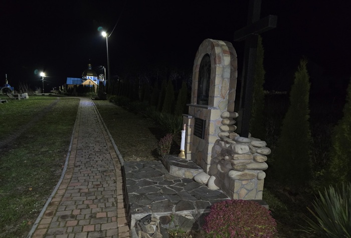 Ти тільки баночки не чіпай, не для тебе вони. Час трохи скоротаємо. Ми почнемо здавати квартиру Вікі. Неофіційно, звісно, ​​щоб не інформувати твою дружину. Гроші ти будеш подавати як свою зарплату.
