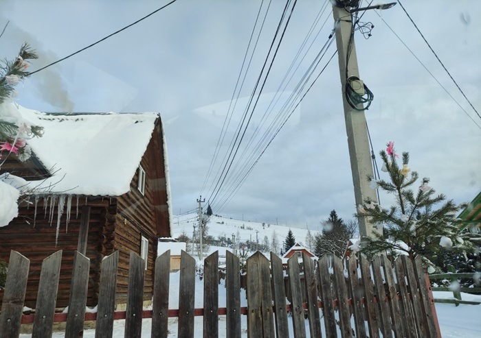 Олег, зізнавайся, ти підпільний мільйонер? – питали друзі. – Твою знову бачили з обновкою! Наші через дружин уточнили, то там ціна – мама не журись! Та й завжди вона у тебе при параді