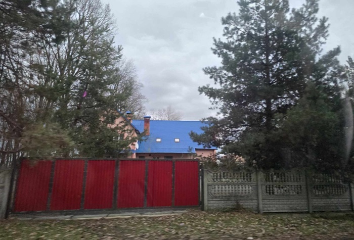А ви взагалі Валю лікували? До неї приходив хоч раз масажист? Твоя Альбіна хоч раз робила з нашою сестрою гімнастику? – у нестямі від гніву вирував Михайло