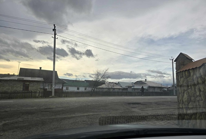 Тьотю Валю, я більше не можу… Він удома не ночував, він і вдень невідомо, де пропадає! Я до мами поїду, сил немає терпіти таке ставлення, — плакала вона, коли свекруха зайшла провідати онуків