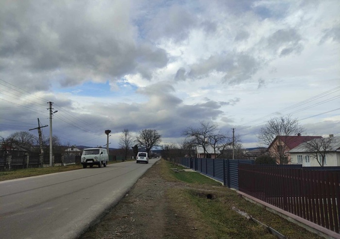 На саме Різдво вона з кількома торбами і з сином пішла крізь сніги в сусіднє село. Автобуси не їздили, а просити, аби хтось підвіз, було соромно. Спитаєте, де ж був Борис? А його не було, він не прийшов ні на Святий вечір, ні на Різдво