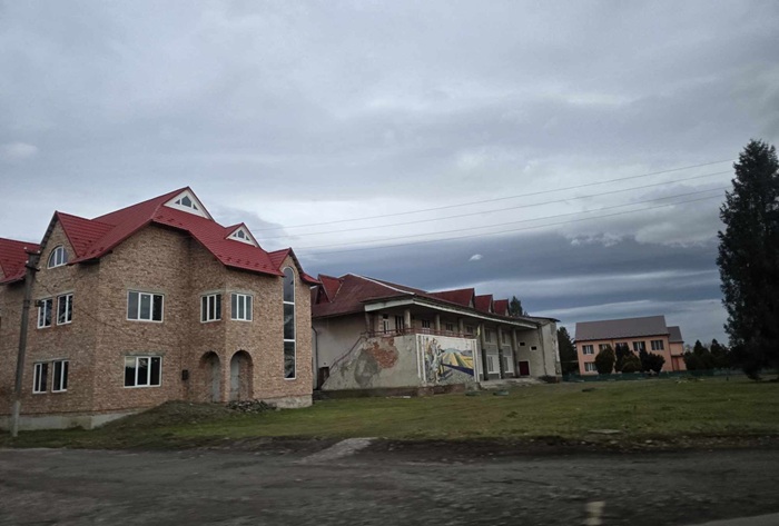 Матір помічає, як той страждає, намагається зберегти сім’ю, а невістка тільки лукаво всміхається на його запитання «Чому так пізно? Де ти була?» і відповідає: «Там, де я була, мене вже немає»